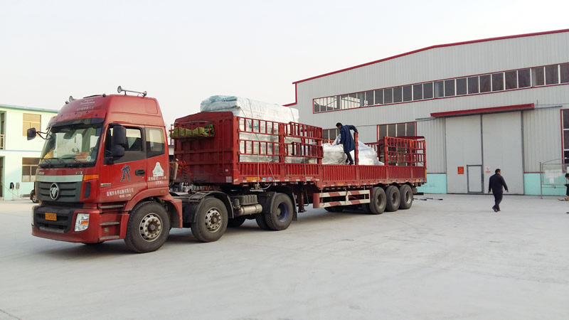 濟(jì)南西科櫥柜門生產(chǎn)線裝車發(fā)貨現(xiàn)場